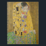 De minnenden omhelzen elkaar door Gustav Klimt Notitieboek<br><div class="desc">Zonlicht schittert van de wervelende gouden omhelzing die de geliefden omringt in het meesterwerk De Kus van Gustav Klimt. De scène is een paradox van intimiteit en isolement. Het paar staat op een afgrond, een veld van kleurrijke bloemen aan hun voeten, maar ze zijn zich niet bewust van de wereld...</div>