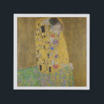 De minnenden omhelzen elkaar door Gustav Klimt Servet<br><div class="desc">Zonlicht schittert van de wervelende gouden omhelzing die de geliefden omringt in het meesterwerk De Kus van Gustav Klimt. De scène is een paradox van intimiteit en isolement. Het paar staat op een afgrond, een veld van kleurrijke bloemen aan hun voeten, maar ze zijn zich niet bewust van de wereld...</div>