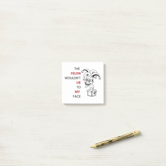 De misdadiger zou niet tegen mijn gezicht liegen post-it® notes (Op bureau)