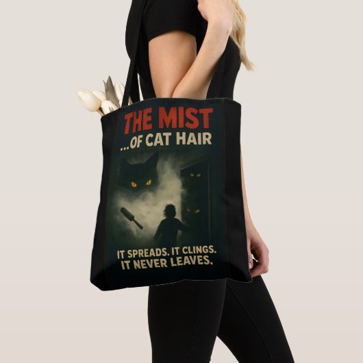 De Mist van Kattenhaar Horror Parodie Tote Bag (Dichtbij)