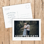 De Moderne Bekleding van de Foto van de Typografie Aankondigingskaart<br><div class="desc">De betaalbare douane gedrukte bruiloft sparen de briefkaarten van de Datum met een gemakkelijk te gebruiken sjabloon en volledig editable doopvonten en kleuren. Dit coole minimalistische ontwerp is voorzien van een eenvoudige fotobedekking met moderne slab serif-lettertypen. Pas het aan met je trouwgegevens en je verloving foto met extra details aan...</div>