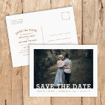 De Moderne Bekleding van de Foto van de Typografie Aankondigingskaart<br><div class="desc">De betaalbare douane gedrukte bruiloft sparen de briefkaarten van de Datum met een gemakkelijk te gebruiken sjabloon en volledig editable doopvonten en kleuren. Dit coole minimalistische ontwerp is voorzien van een eenvoudige fotobedekking met moderne slab serif-lettertypen. Pas het aan met je trouwgegevens en je verloving foto met extra details aan...</div>