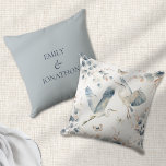 De moderne Blue Herons noemen Passen getrouwd Kussen<br><div class="desc">De Blue Herons noemen Passen getrouwd. Een geweldig cadeau voor de pasgetrouwden,  dit sierlijke vliegende blauwe vogels en blush en stoffig blauw gebladerte ontwerp. Personaliseer met de namen van de paren op de rug.</div>