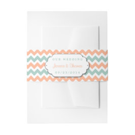 De moderne Chevron-bruiloftcollectie perzik en mun Uitnodigingen Wikkel