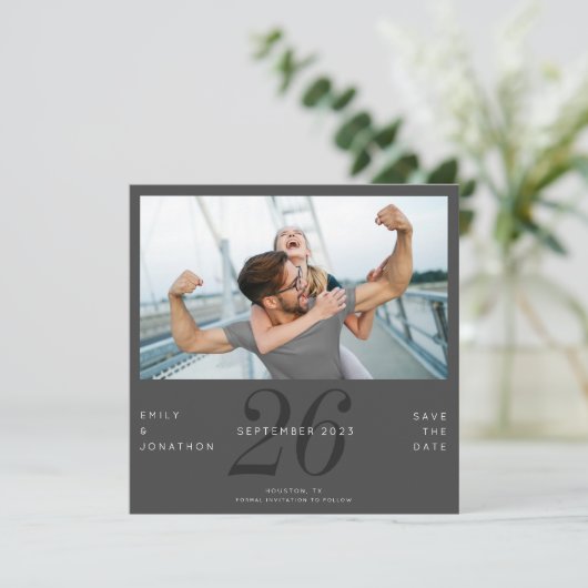 De moderne Datum van het Aantal de Foto donkergrij Save The Date (Staand voorkant)