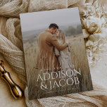 De moderne Eenvoudige Naam van het Type sparen de  Save The Date<br><div class="desc">De moderne Eenvoudige Foto van de Namen van het Type sparen de Datum toont uw volledige foto van het grootteformaat verloving om uw aanstaande bruiloft aan te kondigen. De moderne typografie creëer een elegant en minimaal sparen de datum.</div>