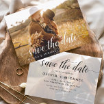 De moderne Foto bewaart de Handgeschreven Datum Save The Date<br><div class="desc">Handgeschreven Weddenschap Sparen de Kaarten van de Datum die een foto op de voor en rug hebben. Sparen de Herfst van de Datum, de Herfst, de Winter, de Lente of de kaarten van de Zomer bevatten een moderne hand geschreven cursieve manuscripttypografie met harten die elegant, eenvoudig en modern zijn om...</div>