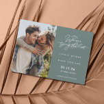 De moderne Foto die de Knot Wedding bindt sparen d<br><div class="desc">Sla de datum waarop de magneetkaarten zijn voor het koppel dat niet kan wachten om vrienden en familie te laten weten dat ze de knoop vastbinden. Dit groene ontwerp met foto "wij verbinden de knoop"is gemakkelijk aan te passen met uw foto,  namen,  trouwdatum en plaats.</div>