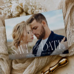 De Moderne Foto van de Bekleding van het Manuscrip Save The Date<br><div class="desc">Deze moderne elegante foto van de de bekleding van het typecalligrafie van het manuscript sparen de datum kenmerkt een moderne typografische bedrading van kalligrafiemanuscript en een unieke serif. Je verloving foto neemt het middelpunt op dit mooie podium,  behalve de datum.</div>