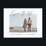 De Moderne Foto van Elegant sparen de Datum Briefkaart<br><div class="desc">De moderne bruiloft bewaart het datumontwerp in een handgeschreven manuscriptontwerp dat een favoriete foto van uw foto's van het verloving bevat. Upload uw foto en pas de voorkant aan met uw aanstaande trouwgegevens. Voeg uw terugkeeradres,  trouwdatum en douanebericht aan de achterzijde van het briefkaart toe.</div>