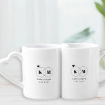 De moderne Initialen van het huwelijksringen Paar Loversmokken<br><div class="desc">Nieuw ontworpen koffieset met een minimalistisch design en mokken met trouwringen en initialen voor koppels.</div>