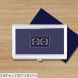 De moderne Navy Blue Company Logo Visitekaarthouder<br><div class="desc">Verhoog uw netwerkspel met dit eenvoudige,  moderne professionele visitekaartje-hoesje. De subtiele marineblauwe pattereerde achtergrond toont uw logo in marineblauw met gouden accenten. Blijf georganiseerd en maak een blijvende indruk met dit stijlvolle accessoire.</div>