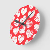 De moderne rood-witte Doodled Heart Valentijnsdag Ronde Klok (Hoek)