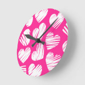 De moderne roze en witte Doodled Heart Valentijnsd Ronde Klok (Hoek)