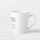 De moderne typografie thuis is waar de hygge is latte mok (Rechts)