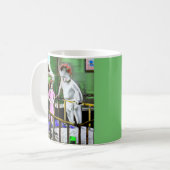 De moeder van 1940 en haar grote baby koffiemok (Voorkant links)