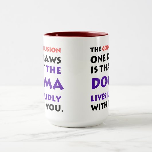 De mok van de Dogma leeft luid hoog (Midden)