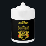 De Mok van de koningin Queens Tea Theepot<br><div class="desc">Koning Charles British Royal Family. Koning Charles III British King Souvenirs. Alleen Copyright HGIFY Zazzle/BA/TT-winkels. 05#66 REF Artist JM.</div>