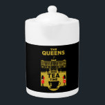 De Mok van de koningin Queens Tea Theepot<br><div class="desc">Koning Charles British Royal Family. Koning Charles III British King Souvenirs. Alleen Copyright HGIFY Zazzle/BA/TT-winkels. 05#66 REF Artist JM.</div>