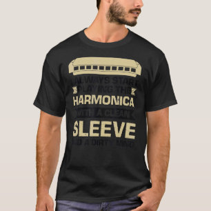 De mondharmonica spelen met een strak Sleeve en ee T-shirt