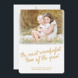De mooiste tijd van de gouden kerstfotokaart feestdagenkaart<br><div class="desc">Een moderne groet die "de mooiste tijd van het jaar" in goud op wit vermeldt en casual hedendaagse groeten aan familie en vrienden stuurt met deze dubbelzijdige fotokaart. Een grote foto van uw gezin aan de voorkant is omlijst met een zacht focus-effect en kleine stippen sneeuw, vervolgens geaccentueerd door de...</div>
