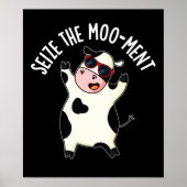 De Mooment Funny Koe Pun Dark BG Poster (Voorkant)