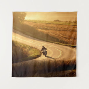 De motorfiets op de weg naar het platteland in de wandkleed