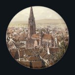 De Münster, Freiburg, Baden, Duitsland schitterend Magneet<br><div class="desc">Een schitterende, zeldzame foto van The Munster, Freiburg, Baden, Duitsland. Fotochroom- of 'Aac-proces' is het proces waarbij gekleurde afbeeldingen worden geproduceerd uit zwarte en witte fotonegatieven via de directe fotografische overdracht van een negatief op lithografische borden. Dit geeft het een geweldige textuur, diepte en levendige kleurenrijkdom die in onze design...</div>