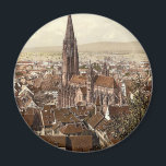 De Münster, Freiburg, Baden, Duitsland schitterend Magneet<br><div class="desc">Een schitterende, zeldzame foto van The Munster, Freiburg, Baden, Duitsland. Fotochroom- of 'Aac-proces' is het proces waarbij gekleurde afbeeldingen worden geproduceerd uit zwarte en witte fotonegatieven via de directe fotografische overdracht van een negatief op lithografische borden. Dit geeft het een geweldige textuur, diepte en levendige kleurenrijkdom die in onze design...</div>