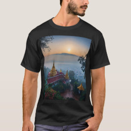De mystieke ochtend van Wat Phra Dat T-shirt