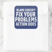 De naam lost uw problemen niet op Actie doet Vierkante Sticker (Tas)