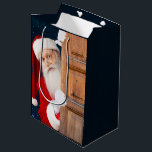 De naam Santa Merry Christmas Medium Cadeauzakje<br><div class="desc">- Kenmerken Santa stiekem rond een deur. Bericht als u hulp nodig hebt bij het aanbrengen van eventuele aanpassingen. Coördinerende items zijn beschikbaar.</div>