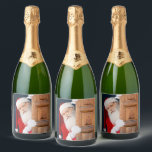 De naam Santa Merry Christmas Sparkling Wijnetiket<br><div class="desc">- Kenmerken Santa stiekem rond een deur. Perfect voor uw kerstfeest! Bericht als u hulp nodig hebt bij het aanbrengen van eventuele aanpassingen. Coördinerende items zijn beschikbaar.</div>