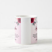 De Naam van de douane met Rood Rozenbericht voor E Koffiemok (Center)