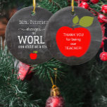 De naam van de leraar, gepersonaliseerd citaatbord keramisch ornament<br><div class="desc">Het ornament van de de boomstam van het Typografische manuscript voor leraren met een inspirerend citaat: "De leraren veranderen de wereld één kind tegelijkertijd", met een symbolische rode appel en uw douanetekst op de rug. Personaliseer het met de naam van uw leraar! Het kan een kerstcadeau voor een leraar zijn....</div>
