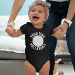 De Naam van het Team van het Volleybal Baby, de Na Romper<br><div class="desc">Maak van je eigen gepersonaliseerde volleybal een stukje jersey voor de jongste volleybalfans ter wereld die draag worden voor volleybalwedstrijden, toernooi en evenementen. Pas het aan met de naam van je favoriete volleybalteam aan de voorkant, en een spelernaam en jersey nummer aan de achterkant. Om te personaliseren, klik enkel "personaliseren...</div>