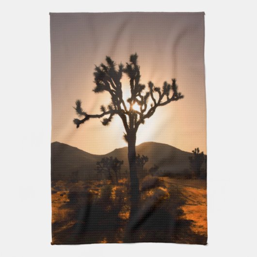 De nacht begint bij Joshua Tree Theedoek (Verticaal)