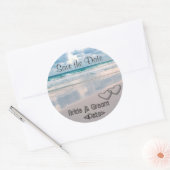 De Namen van de Bride & van de Groom die in Zand w Ronde Sticker (Envelop)