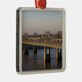 De Natchez-Vidalia-bruggen die de Metalen Ornament (Rechts)