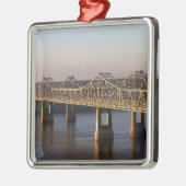 De Natchez-Vidalia-bruggen die de Metalen Ornament (Links)