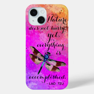 De natuur haast zich niet Lao Tzu Citaat Libelle iPhone 15 Case