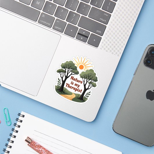 De natuur is mijn therapeut - Wanderlust Sticker (Laptop met iPhone)