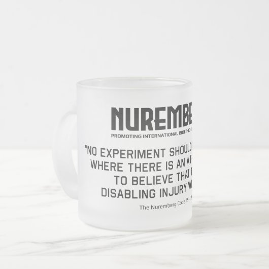 De Neurenberg-code 1947 A. 5 Mok van gebrand glas (Voorkant links)