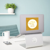 De New Mr en Mrs. (naam, date) Wedding Gold Decor Sticker (Laptop op bureau)