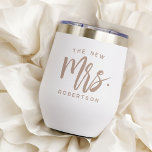De nieuwe mevrouw Personalized Bride<br><div class="desc">Show je nieuwe achternaam af met ons super schattige gepersonaliseerde stemless wijnglas! Ontwerpkenmerken "de nieuwe mrs. [LastName]" in neutrale Taupe handgeschreven scripttypografie. Eenvoudig aan te passen met behulp van de sjabloon veld voorzien. Maakt een geweldig cadeau voor een pasgetrouwde of recente bruid.</div>