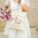De nieuwe mevrouw Personalized Bride Tote Bag<br><div class="desc">Show je nieuwe achternaam af met ons super schattige gepersonaliseerde bruid tas! Ontwerpkenmerken "de nieuwe mrs. [LastName]" in neutrale Taupe handgeschreven scripttypografie. Eenvoudig aan te passen met behulp van de sjabloon veld voorzien. Maakt een geweldig cadeau voor een pasgetrouwde of recente bruid.</div>