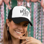 De nieuwe mevrouw Personalized Bride Trucker Pet<br><div class="desc">Onze gepersonaliseerde bride trucker die een schattige huwelijksreis cadeau maakt voor een nieuw gehuwde vriend! Ontwerpfuncties "De nieuwe Mrs. [achternaam]" in moderne, trendy zwarte typografie. Pas eenvoudig aan met de nieuwe achternaam van de bruid met behulp van het veld dat wordt opgegeven. Voorkeur dit voor een bruid-om-te zijn? Zet gewoon...</div>