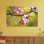 de nieuwe Sakura druist in tegen de groene achterg Canvas Afdruk (Insitu (Woonkamer))