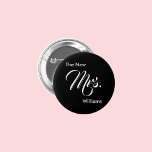 De nieuwe Sjabloon van de Tekst van het Manuscript Ronde Button 5,7 Cm<br><div class="desc">U kunt dit 'de nieuwe Mrs'-knop personaliseren met de nieuwe naam van de bruid. Mevrouw verschijnt in een wit manuscript (typografie). De knop is zwart.</div>