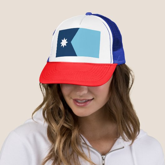 De nieuwe vlag van Minnesota State (2023 herontwer Trucker Pet (In situ)